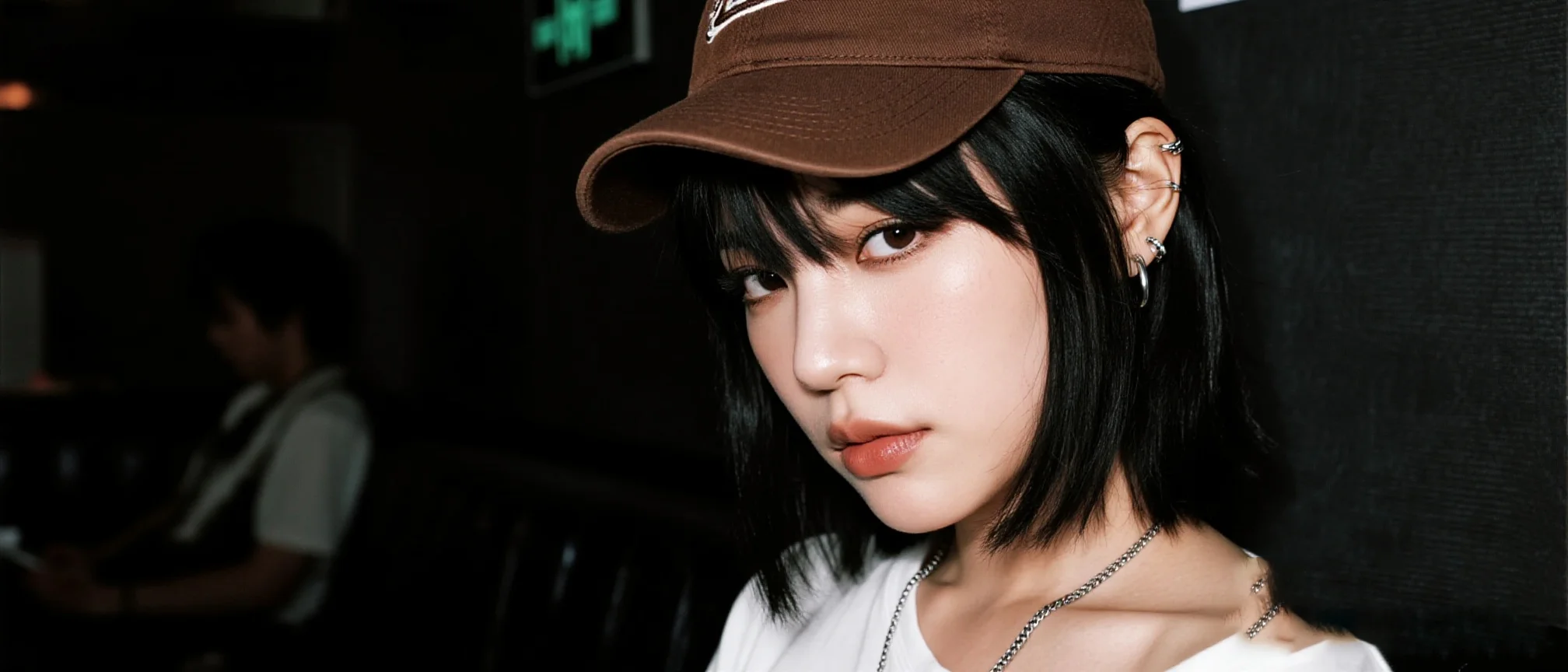 酒店服務人員在包廂內提供專業服務的場景