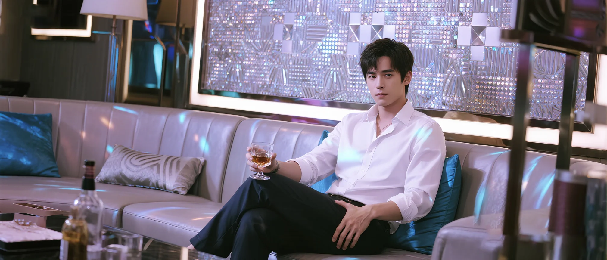 台北酒店包廂內的互動氛圍，公關與客人在舒適的環境中交流